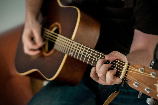 The Bible for Beginners to Avoid Pitfalls in Guitar: 5 Key Choices from "Fire Sticks" to Entry-level Tools